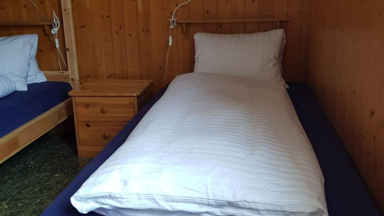 Schlafzimmer mit Kajütenbett und Einzelbett Schlafzimmer mit Kajütenbett und Einzelbett